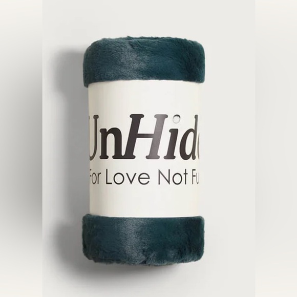 NWT UnHide Faux Fur Throw Blanket, Emerald Green SOLD OUT ONLINE - Picture 1 of 6